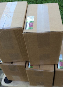 Stapel doosjes met producten | geen verkooppunten in de buurt dan leveren wij aan huis