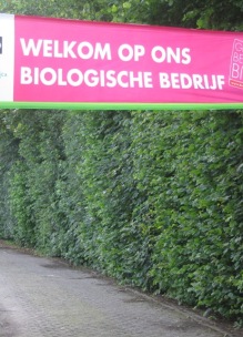 Oprit Sprankenhof Udenhout Tilburg Noord-Brabant Nederland met spandoek Welkom op ons biologisch bedrijf