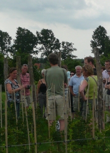groep mensen krijgt op maat gemaakt uitleg over de biologische boerderij en groente en fruitteelt in de tuin bij Sprankenhof Udenhout