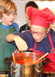 Jarige job kookt diner met zijn kinderfeestje en proeft uit pan bij kookfeestje Sprankenhof Udenhout