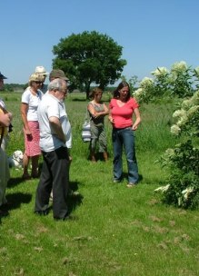 groep mensen krijgt uitleg over groente en fruitteelt in biologische tuin Sprankenhof Udenhout