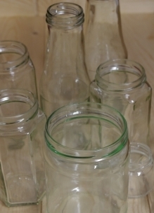glazen potten en flesjes in de winkel bij Sprankenhof voor zelf jam maken