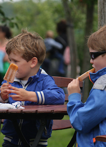 Twee jongens genieten van ijscobeer fruitijsje op terras van Sprankenhof Udenhout Tilburg