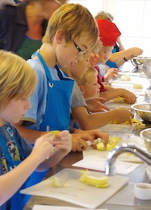 Kinderen koken zelf in kookstudio Sprankenhof tijdens kookfeestje
