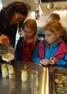 Kinderen maken zelf appelmoes tijdens educatief programma over de natuur en biologie bij Sprankenhof Udenhout