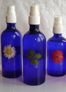 verstuiver flesjes met parfum en bloemetjes zoals bij Workshop Geuren bij Sprankenhof