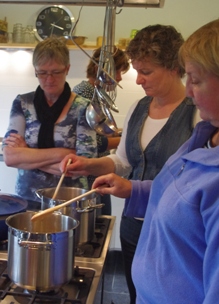 dames roeren in pannen tijdens de biologische workshop bakken zonder suiker in kookstudio Sprankenhof Udenhout