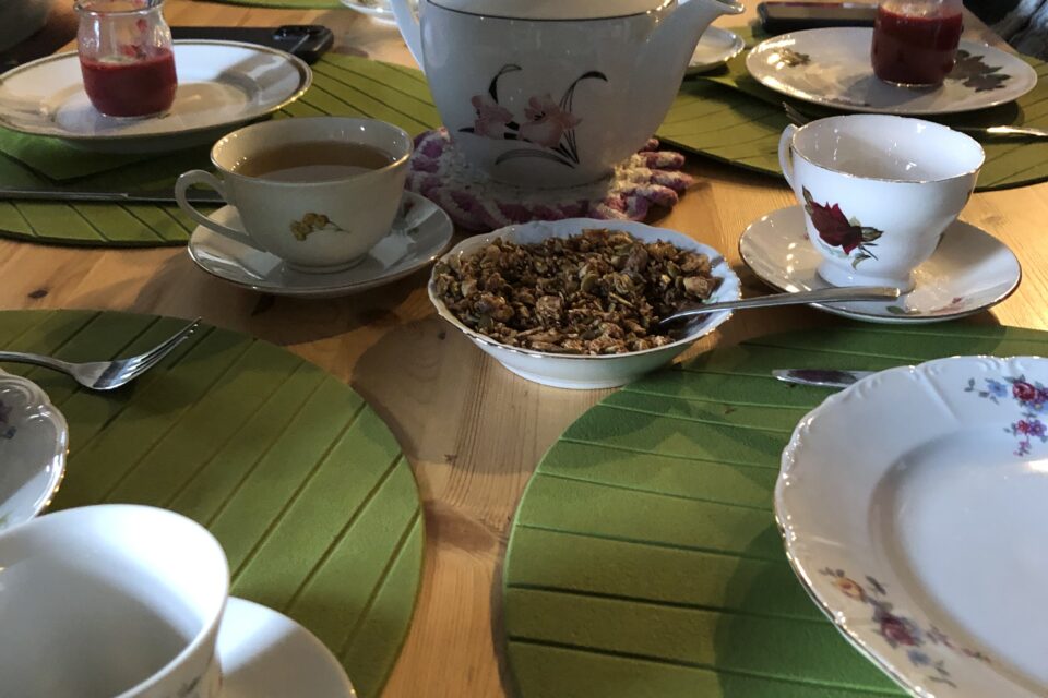 gedekte tafel metdeelnemers van de kookles