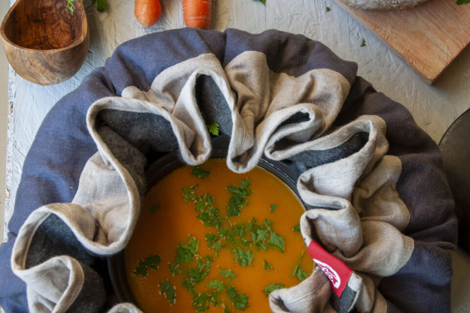 pan met oranje soep in grijze ecostoof