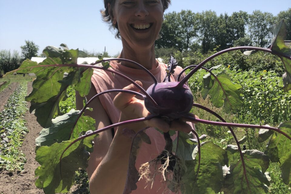 Dame met koolrabi in haar hand - haalt energie uit haar voeding