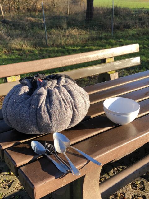 Ecostoof op picknicktafel op de parkeerplaats - op vakantie met de ecostoof