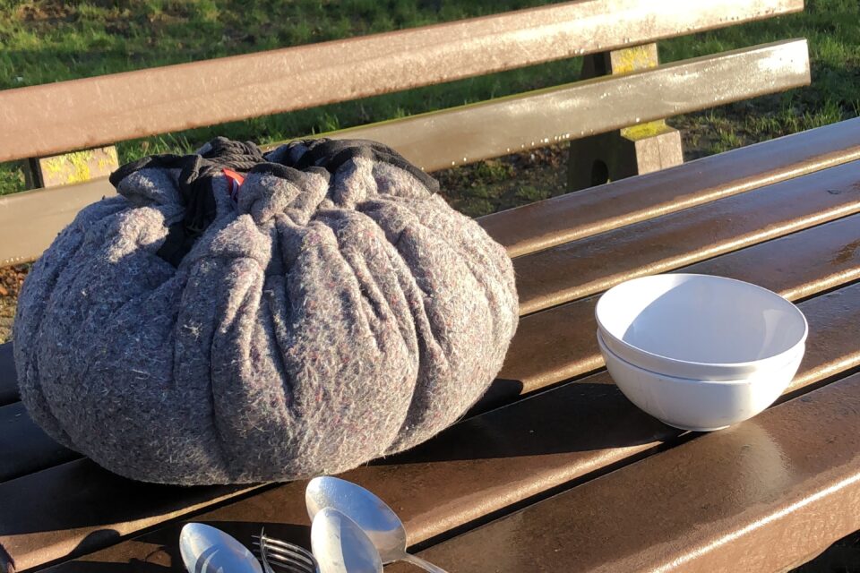 Ecostoof op picknicktafel op de parkeerplaats - op vakantie met de ecostoof