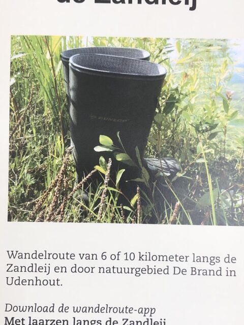 plaatje van de voorkant van de folder met laarzen langs de zandlei, je kunt erop klikken voor de route