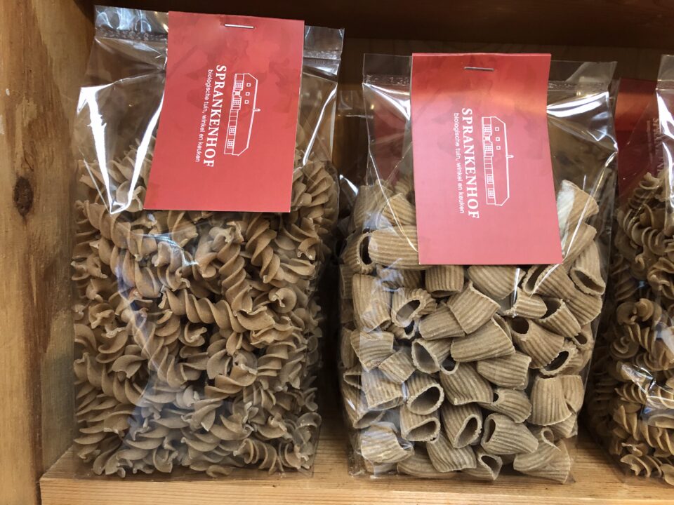 twee zakjes pasta gemaakt van rogge in winkelschap