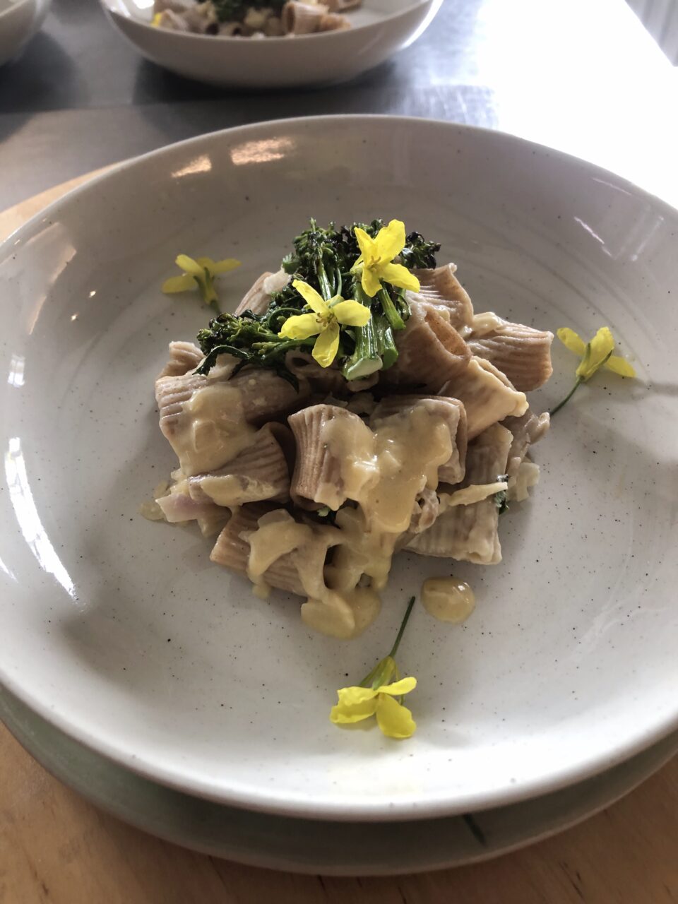 Bord met roggepasta van Sprankenhof met boerenkool bloementopjes