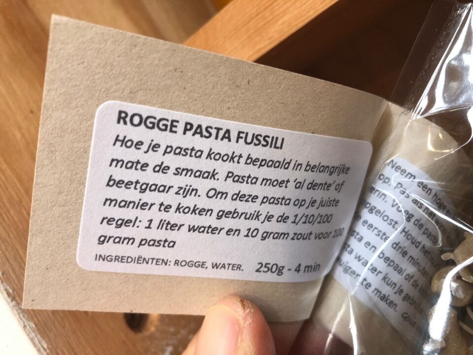 Label aan zakje pasta met uitleg over hoe je de rogge pasta kookt