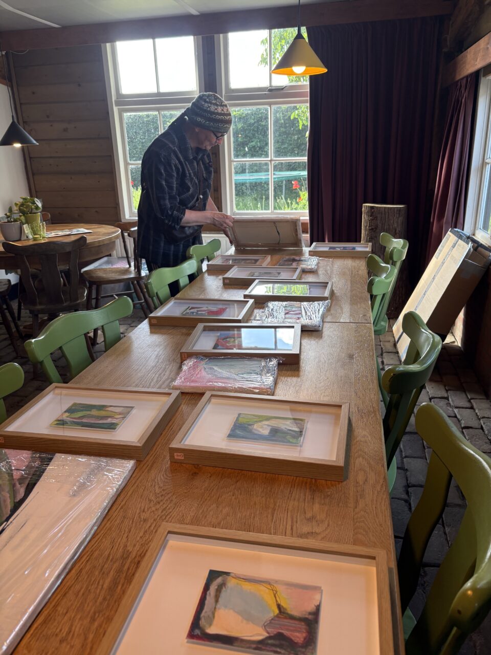 Astrid Abels is werk aan het uitzoeken voor haar expositie bij Sprankenhof
