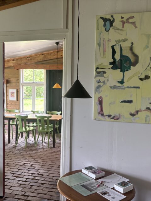 werk van Astrid Abels aan de muur in gelagkamer tijdens expositie Sprankenhof