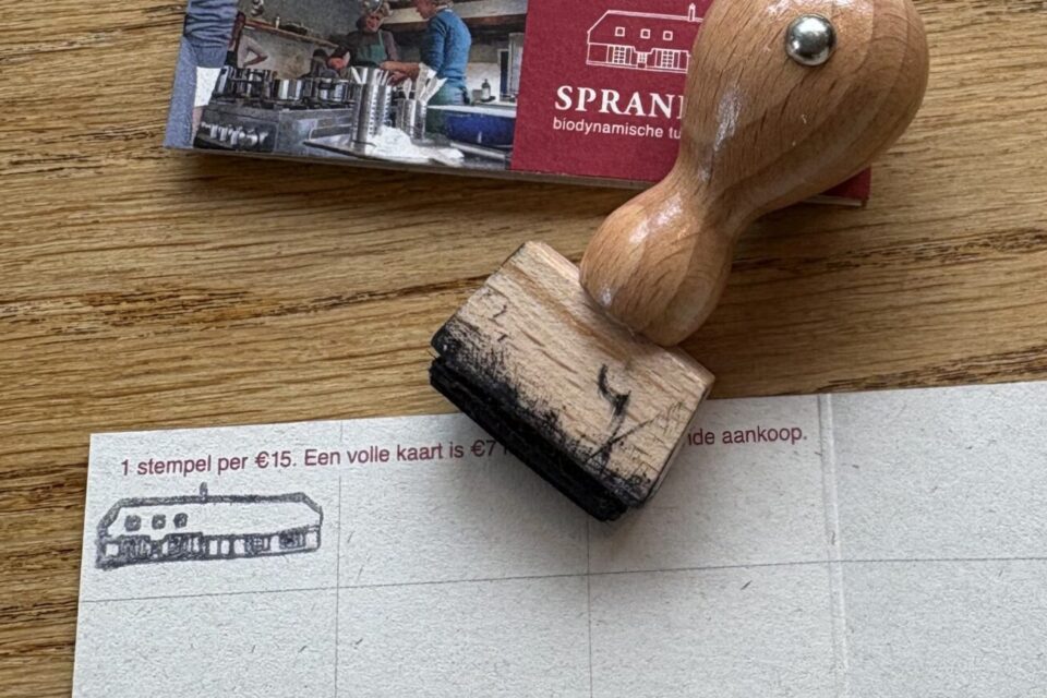 De spaarkaart van Sprankenhof met als stempel de boerderij